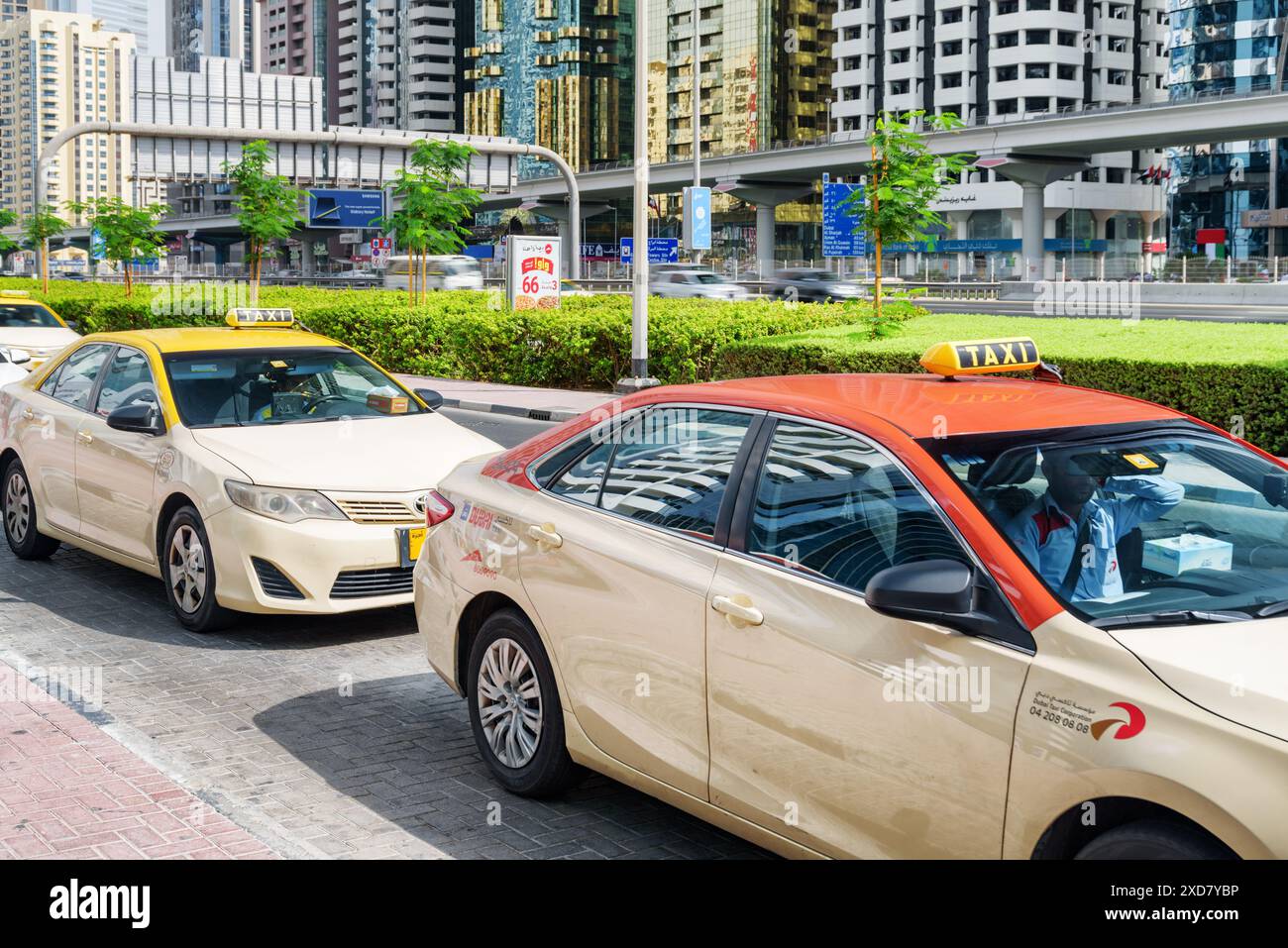 Dubai, Emirati Arabi Uniti - 2 novembre 2018: Taxi parcheggiati in centro. Moderni edifici per uffici sono visibili sullo sfondo. Foto Stock