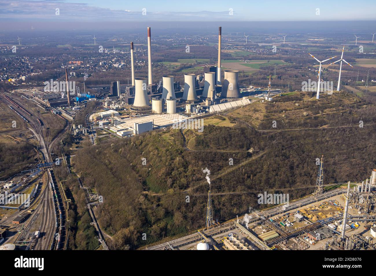 Vista aerea, Uniper Kraftwerke Scholven, camini e torri di raffreddamento, parco eolico Halde Oberscholven, turbine eoliche e vista distante, Scholven, Gelsenki Foto Stock