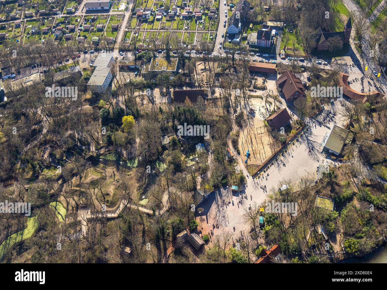 Vista aerea, ZOOM Erlebniswelt, zoo e parco zoologico, hall e area d'ingresso con gli ospiti, dopo la ricostruzione dell'ex zoo della Ruhr, ZOOM Erlebni Foto Stock