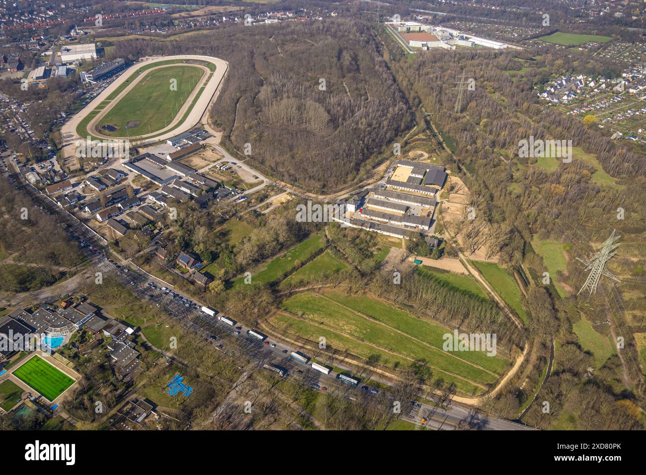 Vista aerea, pista per trotto Gelsentrab con equitazione Gut Nienhausen GmbH, mercato delle pulci Gelsentrödel presso la pista per trotto Foto Stock