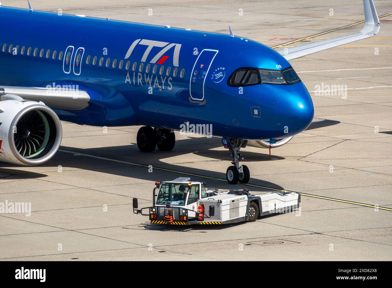 Ginevra, Svizzera - 18 giugno 2024: Firma e logo su un Airbus A320 Neo di ITA Airways sull'asfalto dell'aeroporto di Ginevra Foto Stock