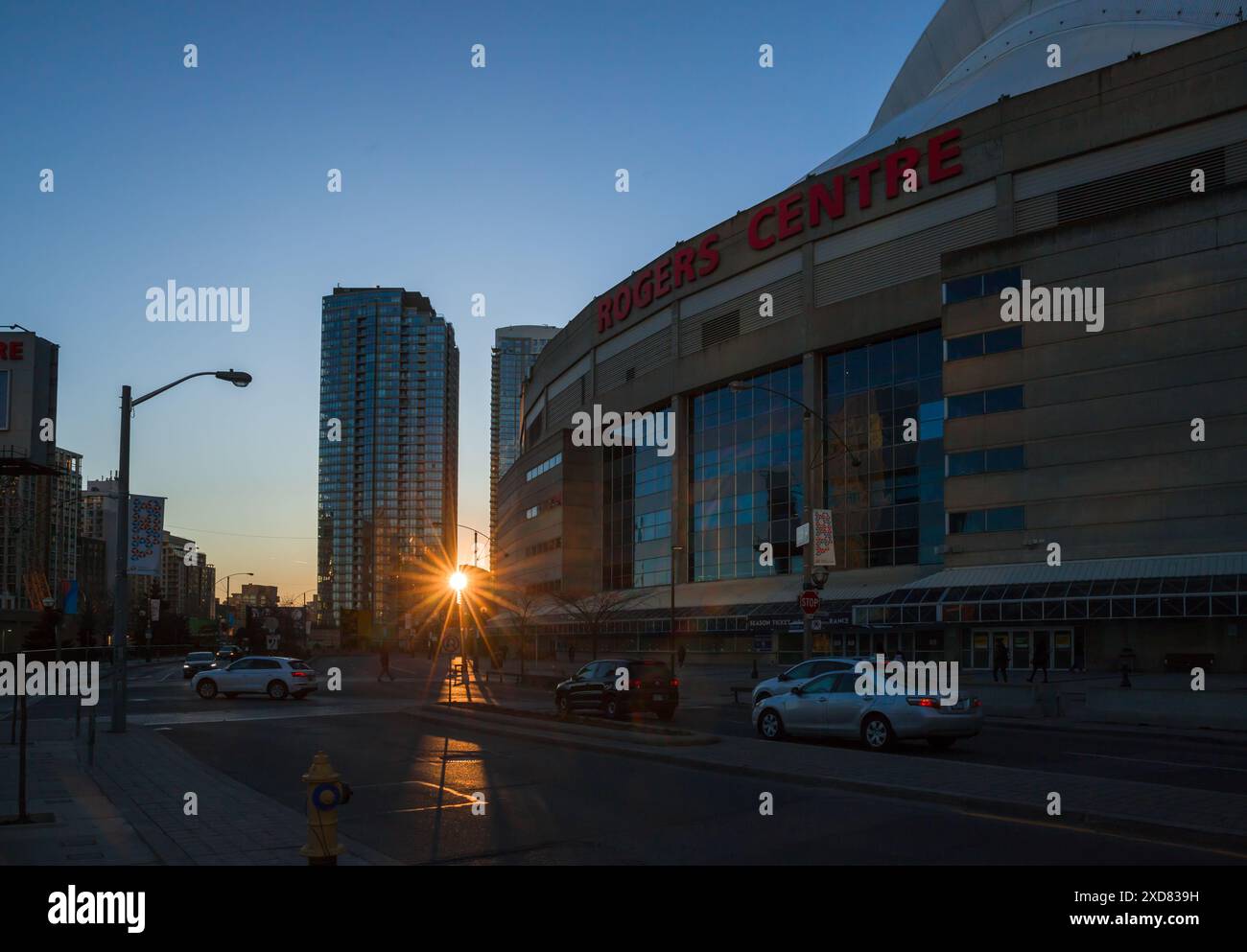 Rogers Center e CN Tower al tramonto. Stadio di baseball e nuovi grattacieli moderni. Architettura del centro di Toronto, Ontario, Canada Foto Stock