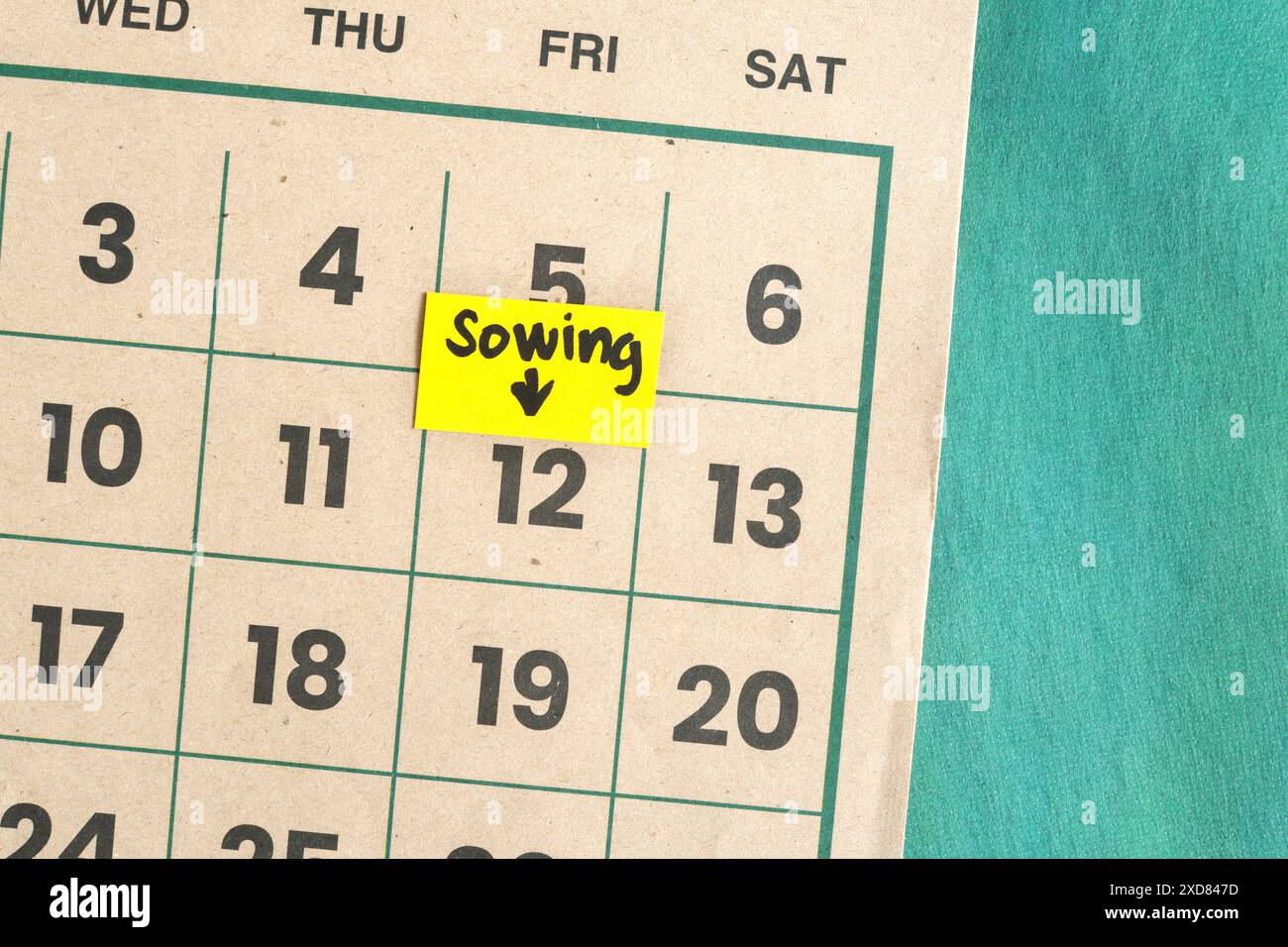 Programma di semina delle sementi nel concetto di agricoltura e agricoltura. Nota di promemoria scritta sul calendario. Foto Stock