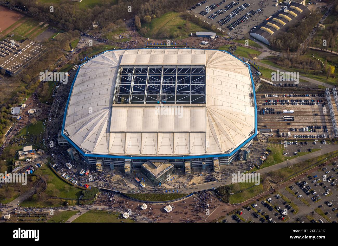 Vista aerea, stadio Veltins-Arena Bundesliga del FC Schalke 04 con tetto aperto e parcheggio riempito, tifosi di calcio allo stadio, Berger Feld, Erle, Foto Stock