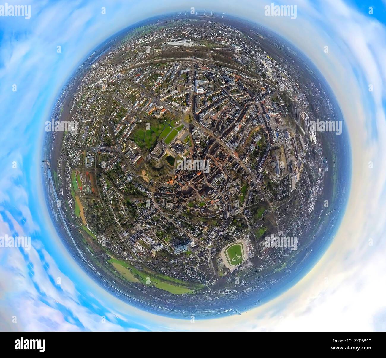Vista aerea, città con municipio nel parco cittadino e laghetto d'anatra, Theodor-Heuss-Gymnasium, teatro Kathrin-Türks-Halle, Earth Globe, fisheye image, 360 Foto Stock