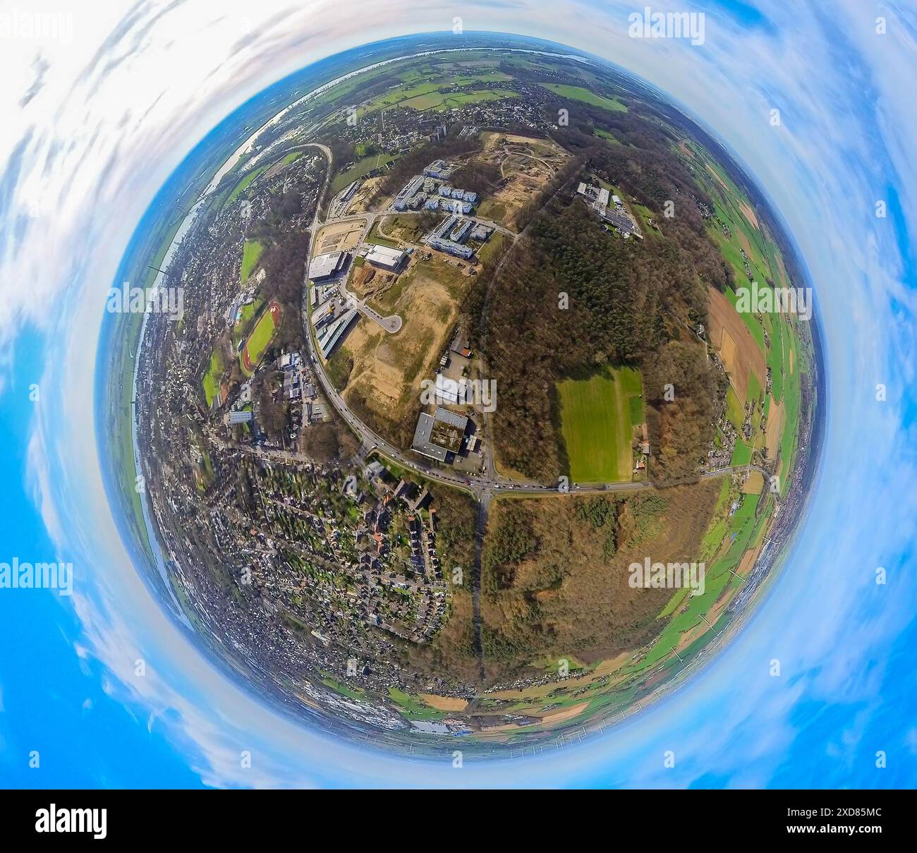 Vista aerea, area di costruzione Georg-Elser-Straße, nuova zona residenziale e zona industriale di Mona, ex caserma Moritz-von-Nassau, globo terrestre, pesci Foto Stock