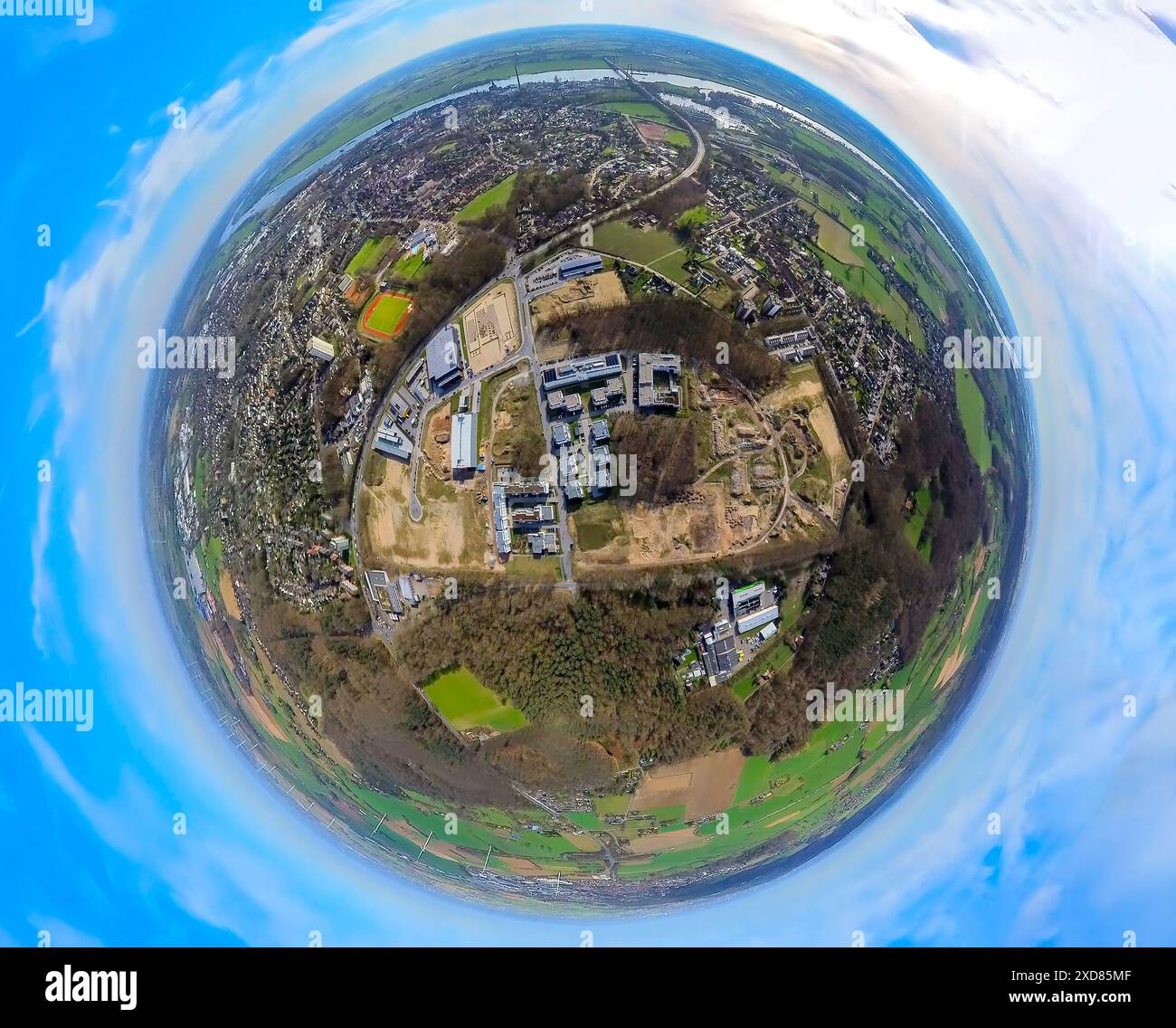 Vista aerea, area di costruzione Georg-Elser-Straße, nuova zona residenziale e zona industriale di Mona, ex caserma Moritz-von-Nassau, globo terrestre, pesci Foto Stock