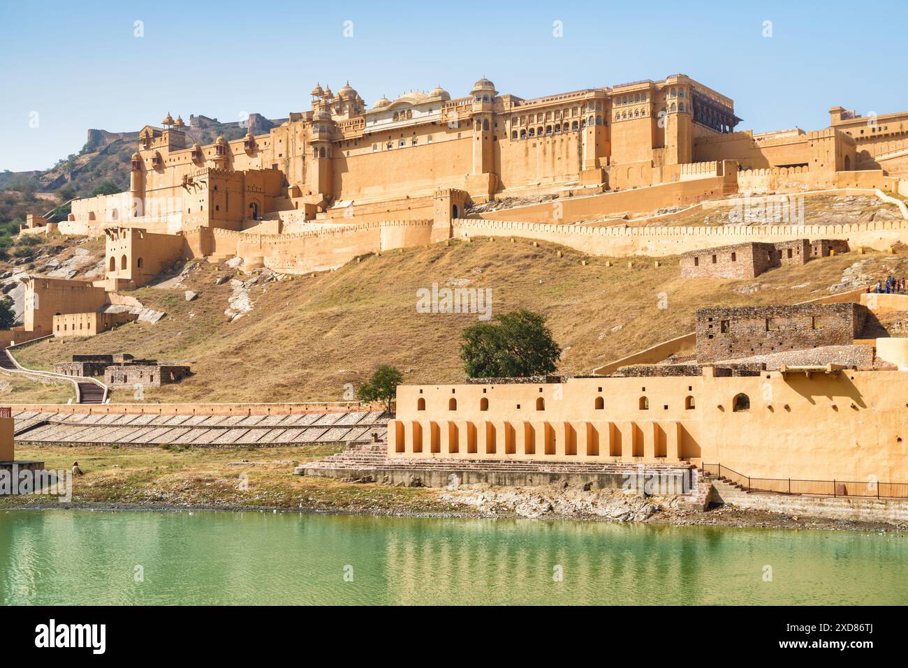 Vista panoramica del forte Amer (forte Amber) a Jaipur, Rajasthan, India. Incredibile architettura militare da collina Rajput. Foto Stock