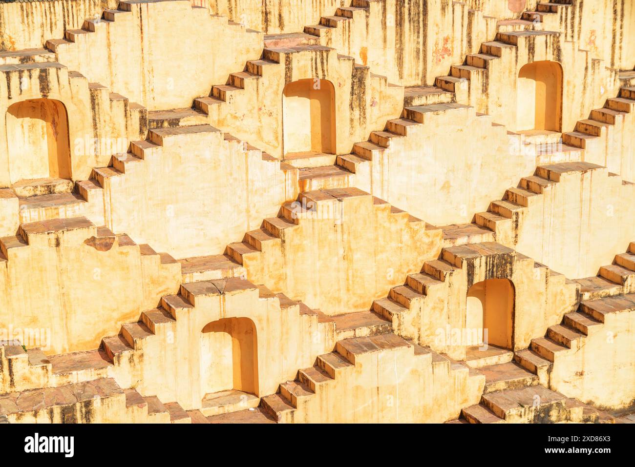 Splendida vista dei gradini e delle nicchie del bacino idrico di panna Meena ka Kund nella città di Amer, Rajasthan, Jaipur, India. Foto Stock