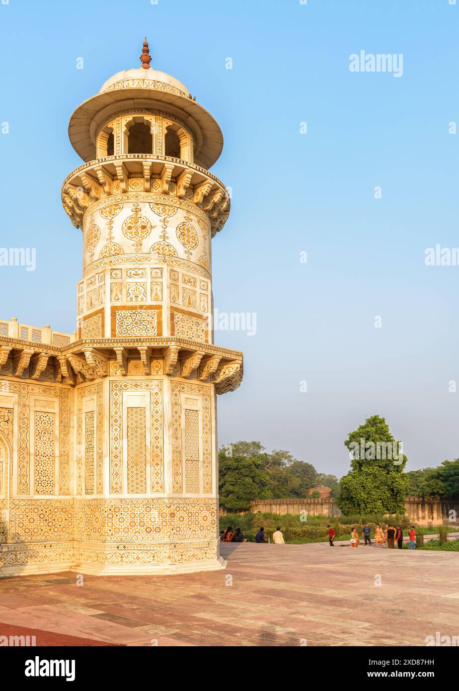 Vista della Tomba di Itimad-ud-Daulah (Baby Taj) ad Agra, India. Il mausoleo di marmo bianco al tramonto. Splendida architettura moghul. Foto Stock