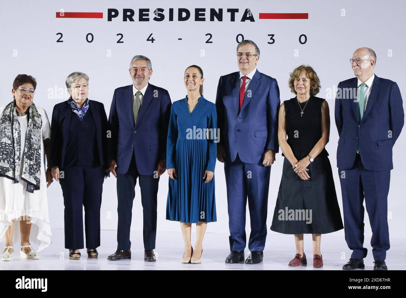 Claudia Sheinbaum presenta il suo gabinetto di governo L-R l'avvocato messicano Ernestina Godoy Ramos come consulente legale, Alicia Barcena Ibarra come segretario dell'ambiente e delle risorse naturali, Juan Ramon de la Fuente come ministro degli affari esteri del Messico, l'entrante presidente del Messico, Claudia Sheinbaum Pardo, Marcelo Ebrard Casaubon come Segretario dell'economia, Rosaura Ruiz GutiÃ rrez come Segretario della Scienza, lettere, tecnologia e innovazione e Julio BerdeguÃ Sacristan come Segretario dell'Agricoltura e dello sviluppo rurale pongono durante la presentazione della prima parte del nuovo gabinetto di Claudia S. Foto Stock