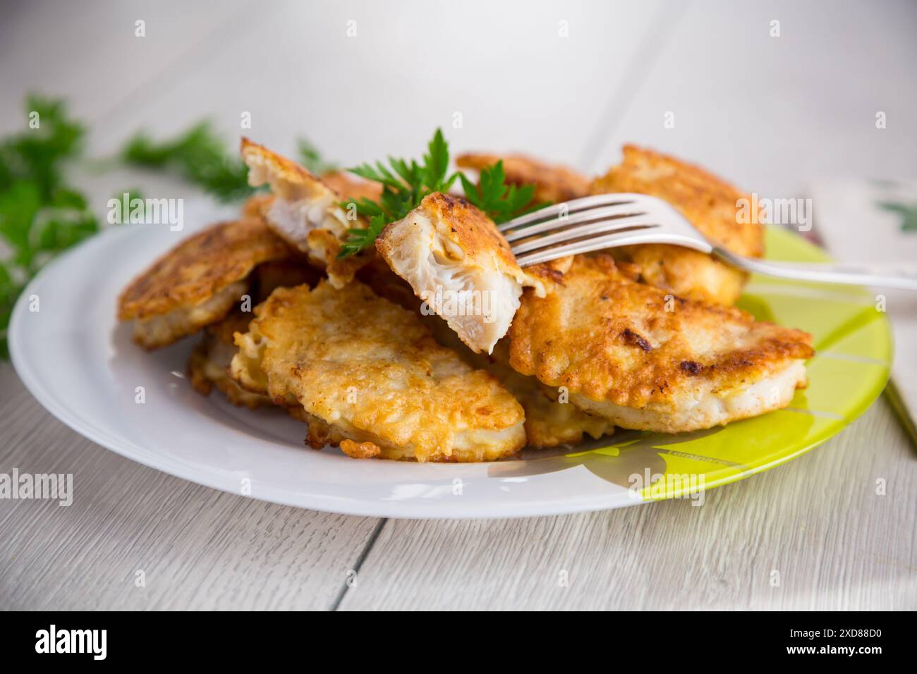 filetto di pesce dorato croccante fritto in pastella . Foto Stock