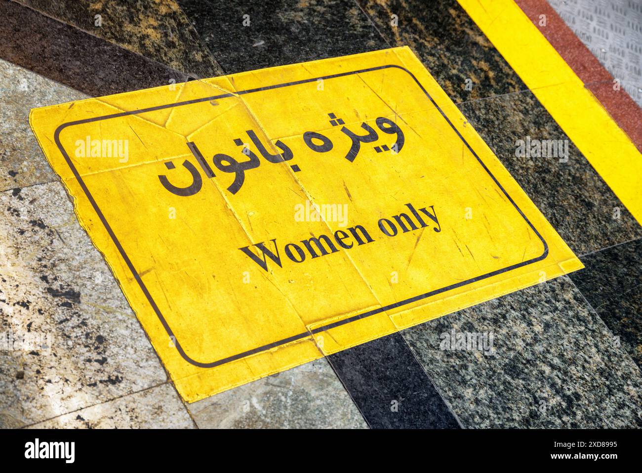 Cartello per carrozze per sole donne sul pavimento della stazione della metropolitana Tajrish di Teheran, Iran. Foto Stock
