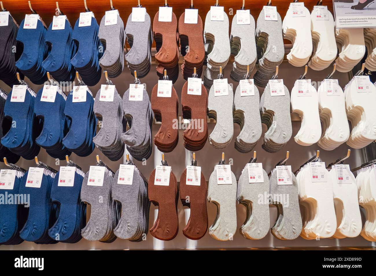 Varie calze corte in mostra assortimento di abbigliamento da uomo Uniqlo è un designer di abbigliamento casual giapponese. Thailandia, Bangkok. 5 gennaio 2024. Foto Stock
