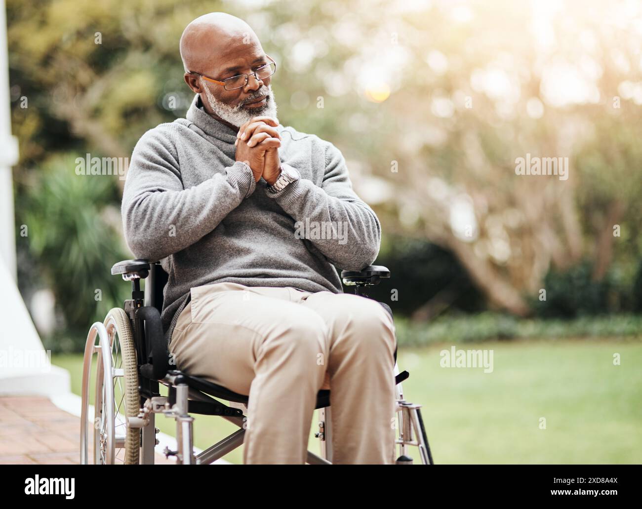 Sedia a rotelle, natura e uomo anziano con preghiera a Dio per la guarigione, il sostegno religioso e la speranza in Gesù. Pensione, orto e preghiera di persona con Foto Stock