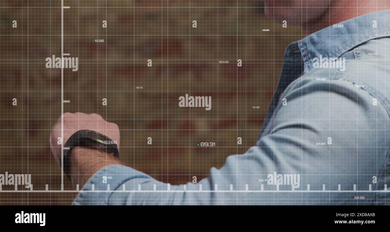 Immagine dell'elaborazione dei dati del mercato azionario in una sezione intermedia dell'uomo caucasico con smartwatch Foto Stock