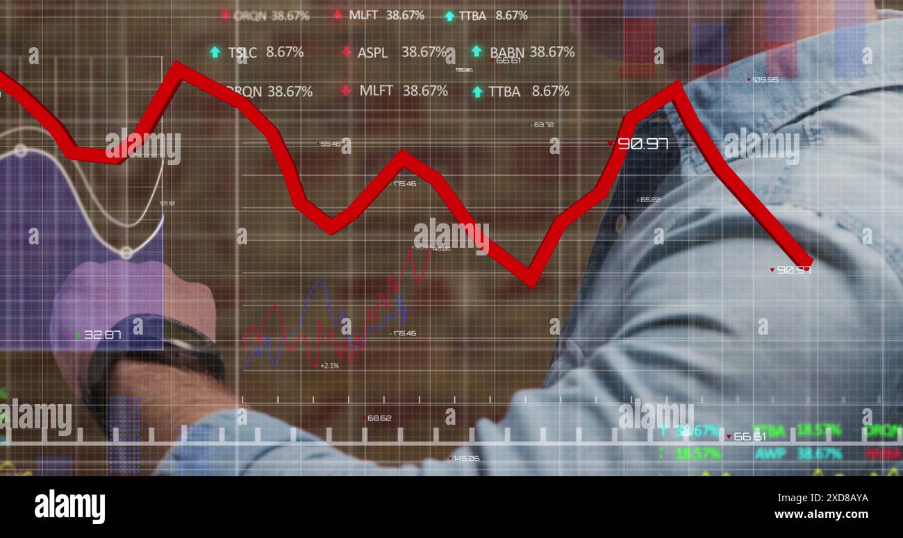 Immagine dell'elaborazione dei dati del mercato azionario in una sezione intermedia dell'uomo caucasico con smartwatch Foto Stock