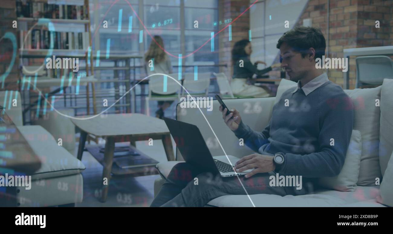 Immagine dell'elaborazione dei dati del mercato azionario su un uomo caucasico che prende lo smartphone in ufficio Foto Stock