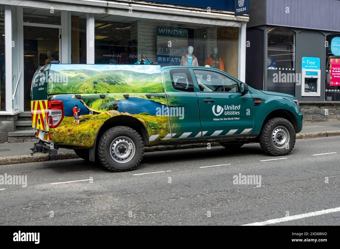 Furgone auto di United Utilities parcheggiato in strada Ambleside Cumbria Inghilterra Regno Unito Gran Bretagna Foto Stock