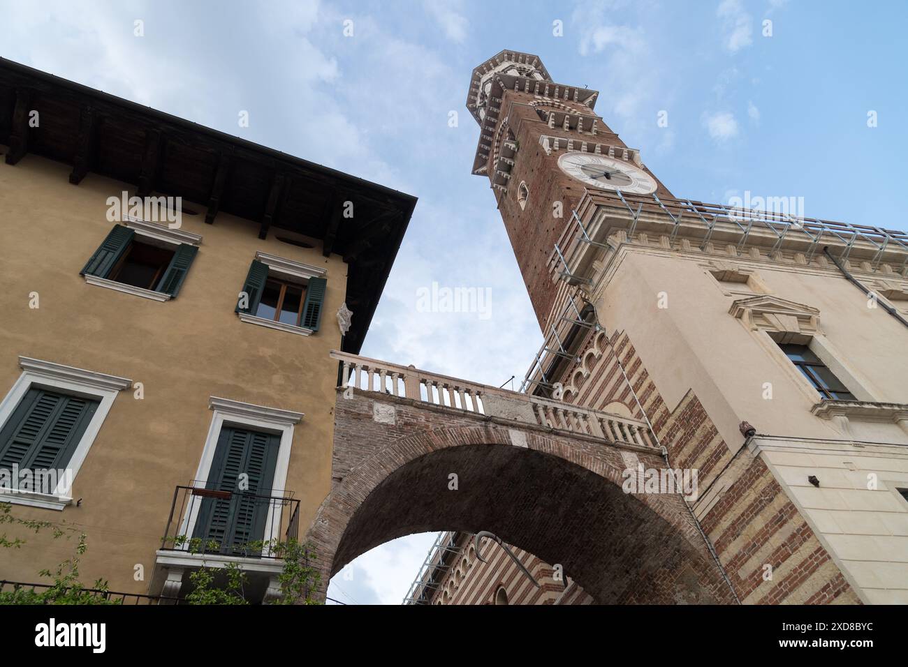 Arco della Costa che collega Domus Nova e il romanico Palazzo della ragione o Palazzo del comune del XII secolo, tra Piazza delle Erbe e Piaz Foto Stock