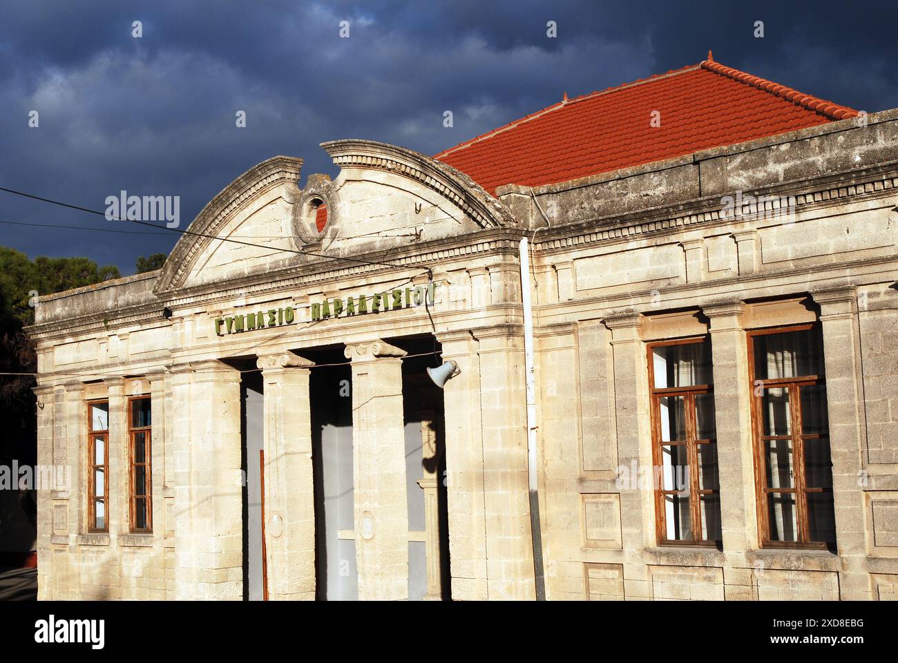 Grecia, Dodecaneso, Rodi Island Paradeisi Village il vecchio edificio italiano, ora scuola pubblica Foto Stock