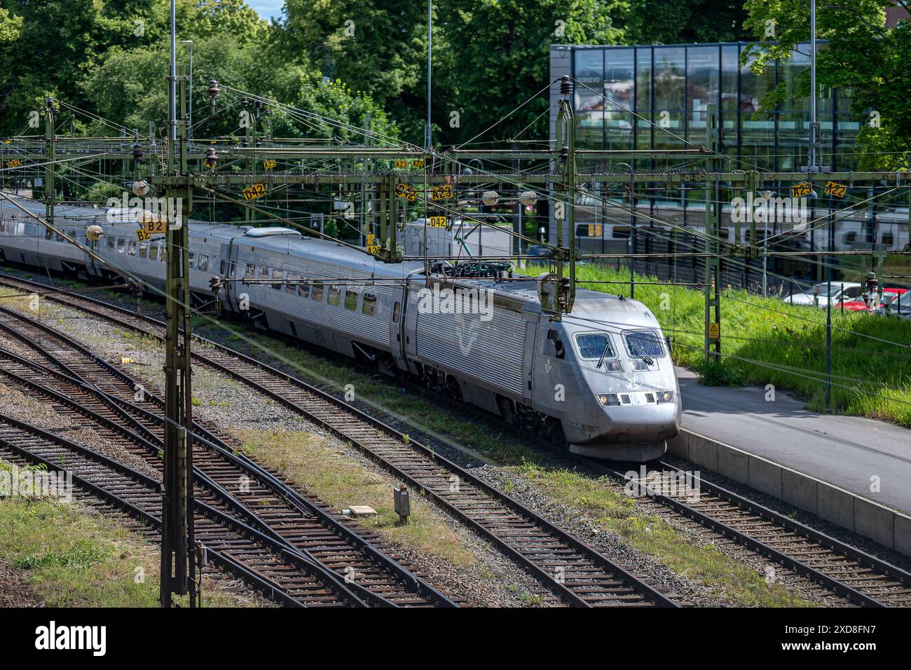 Treno ad alta velocità diretto a sud tra Stoccolma e Copenaghen, con partenza dalla stazione ferroviaria di Norrköping C il 16 giugno 2014. Foto Stock