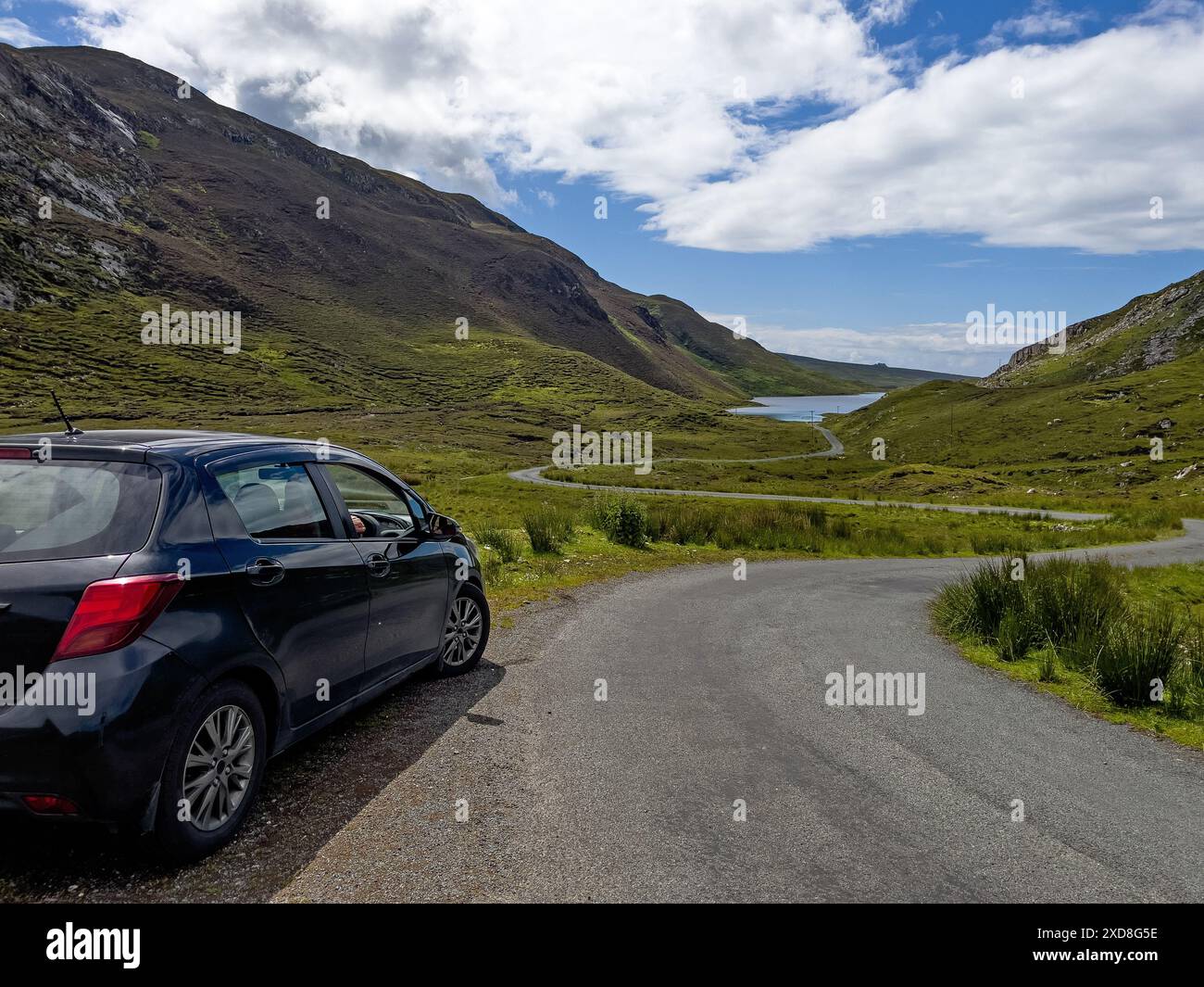 Un porto è una zona incredibilmente bella nel Co Donegal, Irlanda. Vista sulla strada stretta e tortuosa di questa valle. Foto Stock