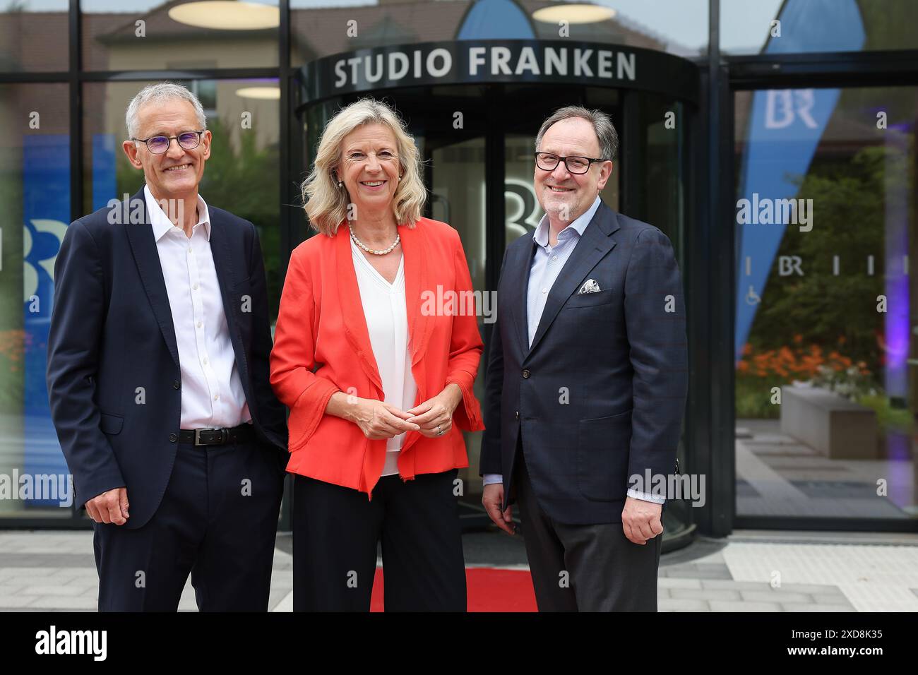 Norimberga, Germania. 20 giugno 2024. Katja Wildermuth (M), Direttore generale della Bayerischer Rundfunk, si trova di fronte allo Studio Franken con Tassilo Forchheimer (l), capo della Bayerischer Rundfunk Franken e Norbert Küber, vice capo di BR Franken. Crediti: Daniel Löb/dpa/Alamy Live News Foto Stock