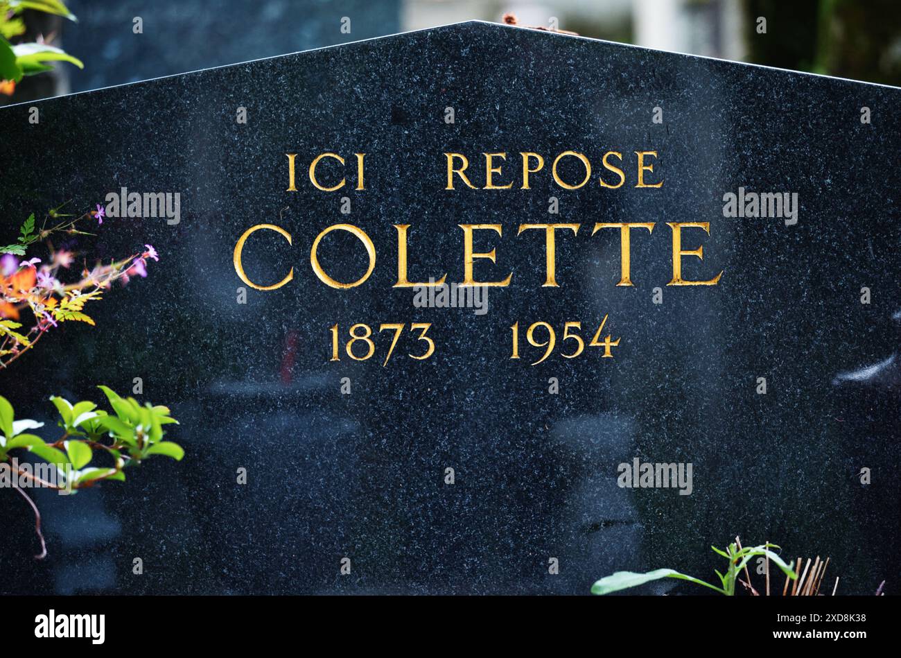 Tomba di Colette (nata Sidonie-Gabrielle Colette) romanziere bisessuale francese e autore di Gigi, Pere Lachaise Cemetery, Parigi, Francia Foto Stock