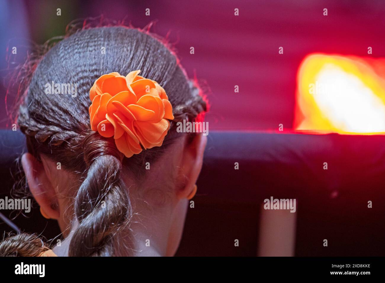 bella acconciatura da donna con fiocco di pesca. Moda e stile Foto Stock