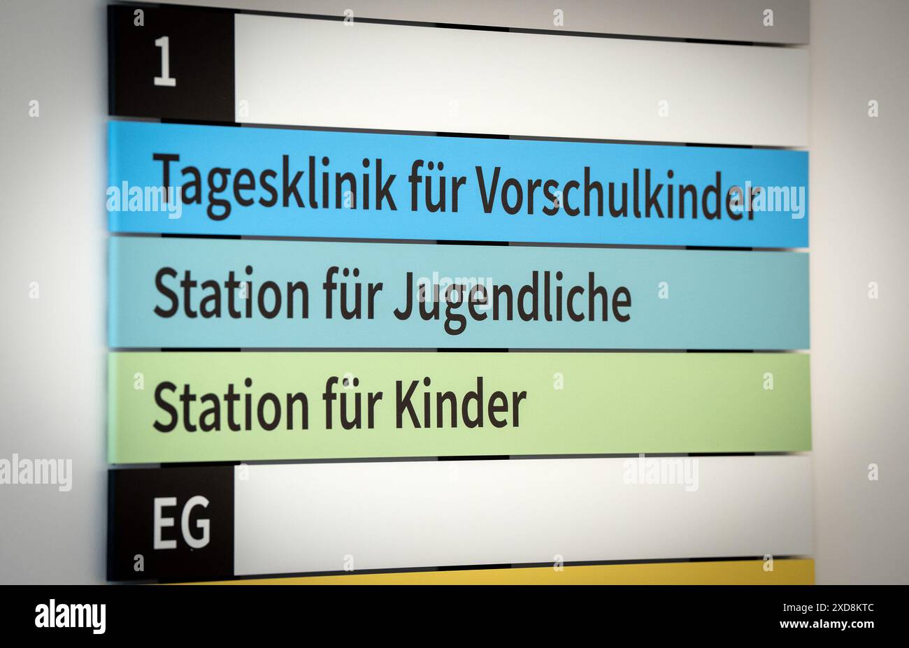 Berlino, Germania. 20 giugno 2024. Un segno che indica la strada per la clinica diurna per i bambini prescolari, il reparto per gli adolescenti e il reparto per i bambini presso la clinica Elisabeth per la salute mentale nell'infanzia e nell'adolescenza (SGJM), preso durante l'apertura. Credito: Soeren Stache/dpa/Alamy Live News Foto Stock