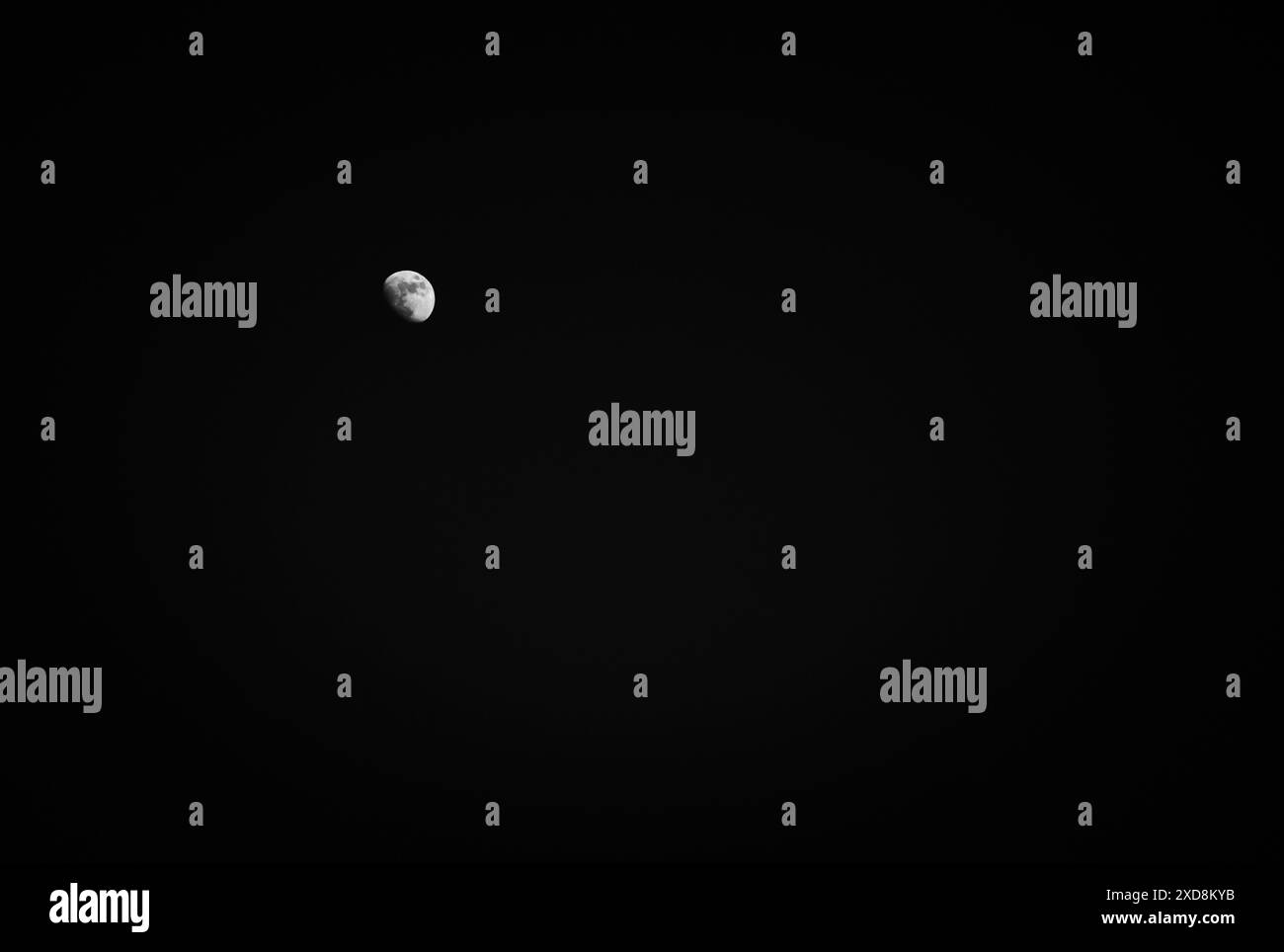 luna isolata nel cielo buio di sera Foto Stock