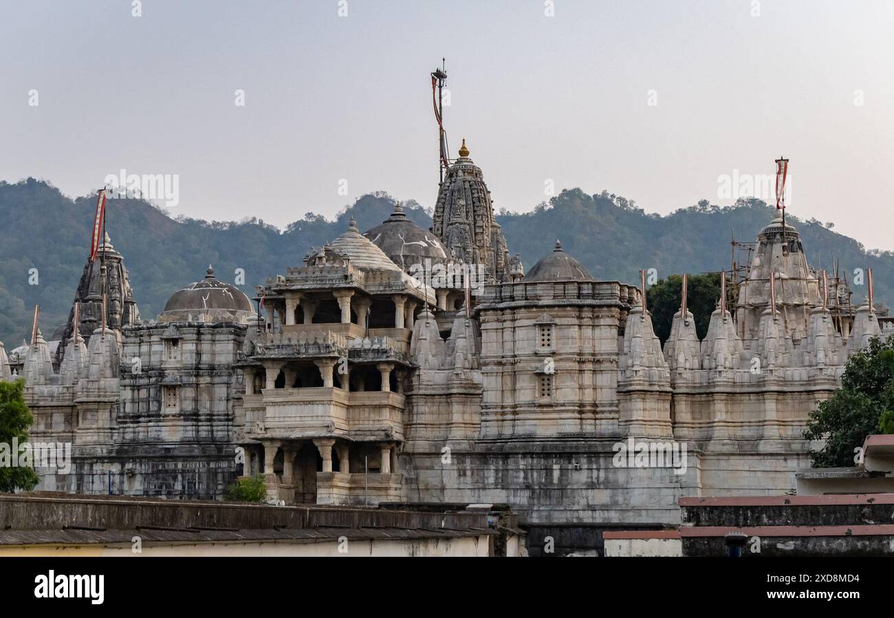 l'antica architettura unica del tempio con cielo blu brillante di giorno da angolazioni diverse viene scattata al tempio jain di ranakpur, rajasthan, india. Foto Stock