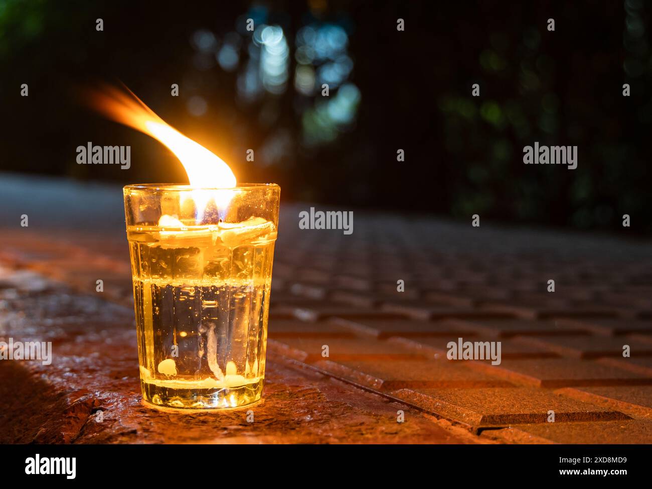 candela a olio isolata durante la notte da un angolo piatto Foto Stock