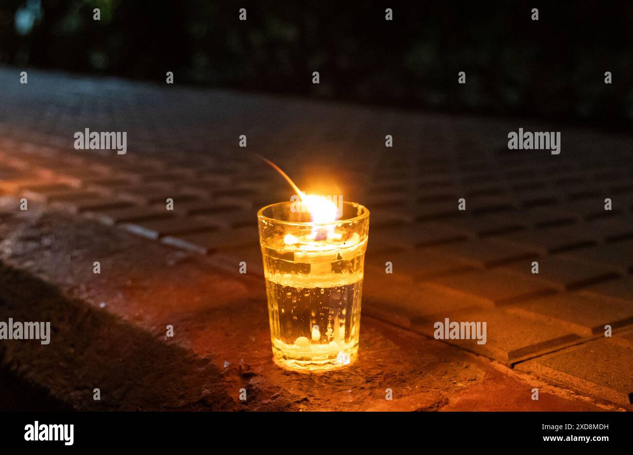 candela a olio isolata durante la notte da un angolo piatto Foto Stock