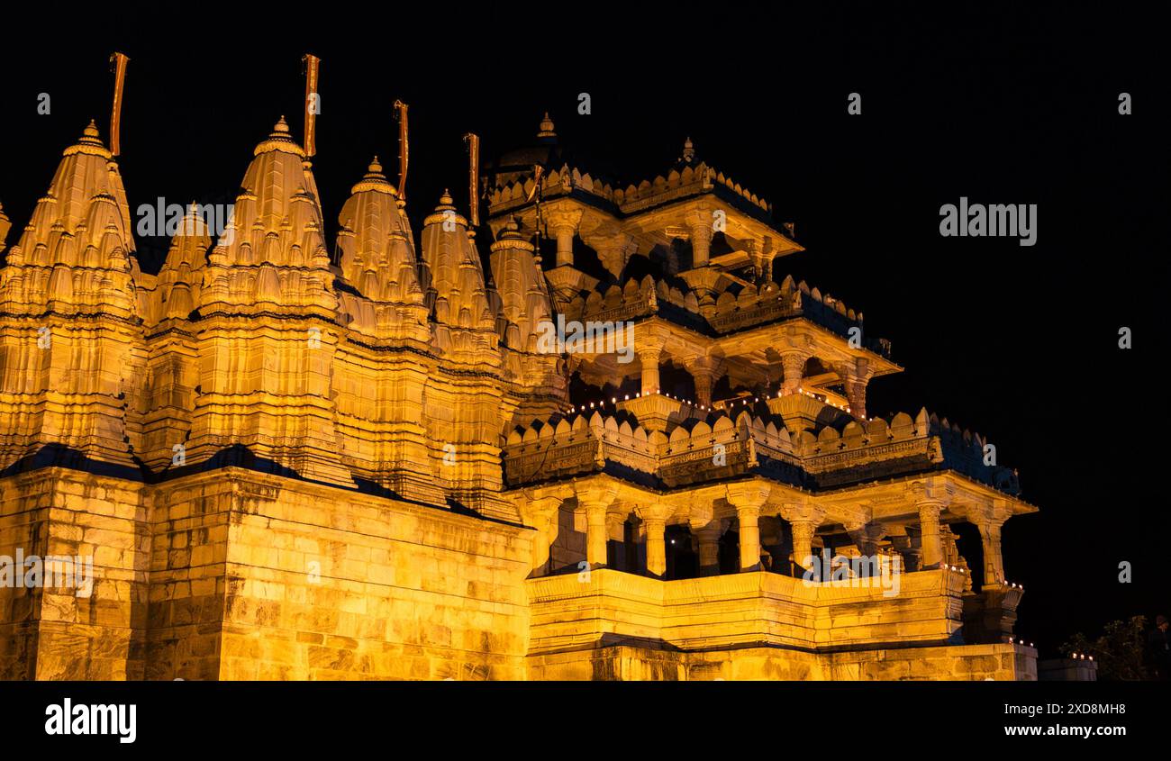 l'antica e unica architettura del tempio illuminata di notte da diverse angolazioni è scattata al tempio jain di ranakpur, rajasthan in india. Foto Stock