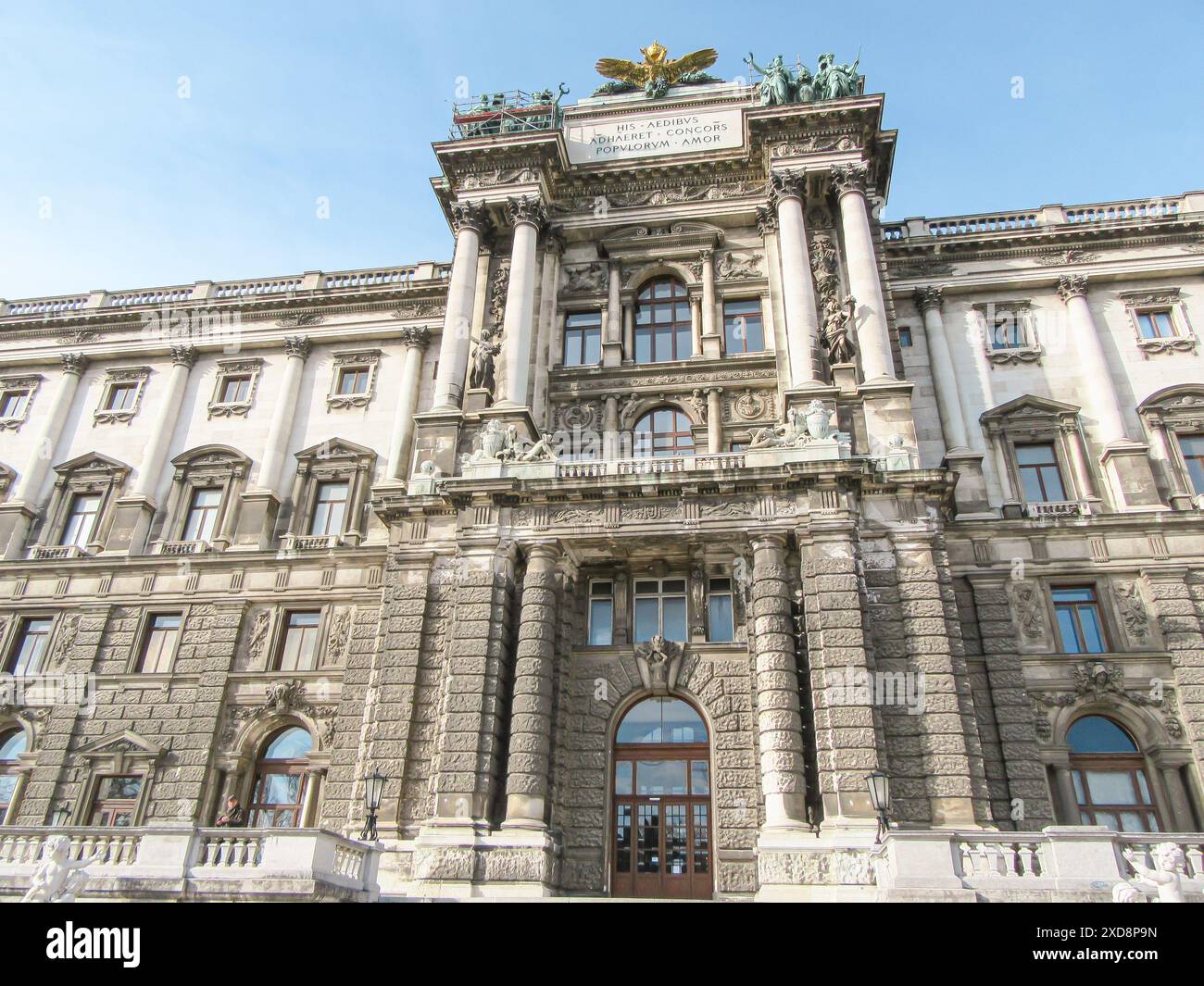 Facciata di un grande edificio storico con architettura e statue ornate Foto Stock