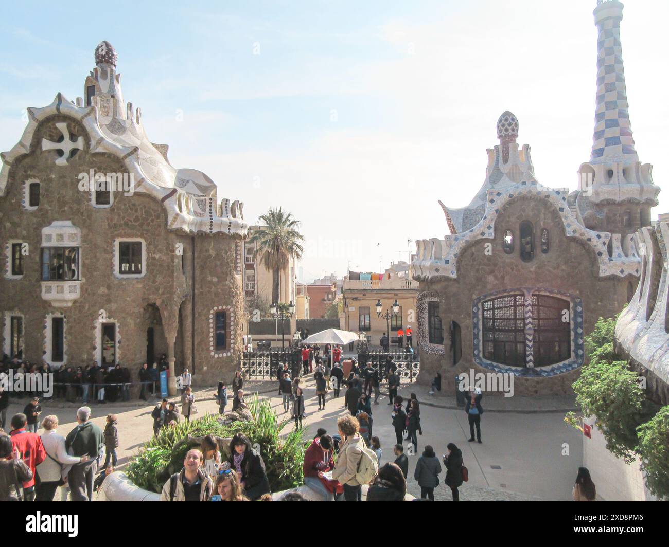 I turisti esplorano gli stravaganti edifici di Gaudí a Park Guell, Barcellona Foto Stock
