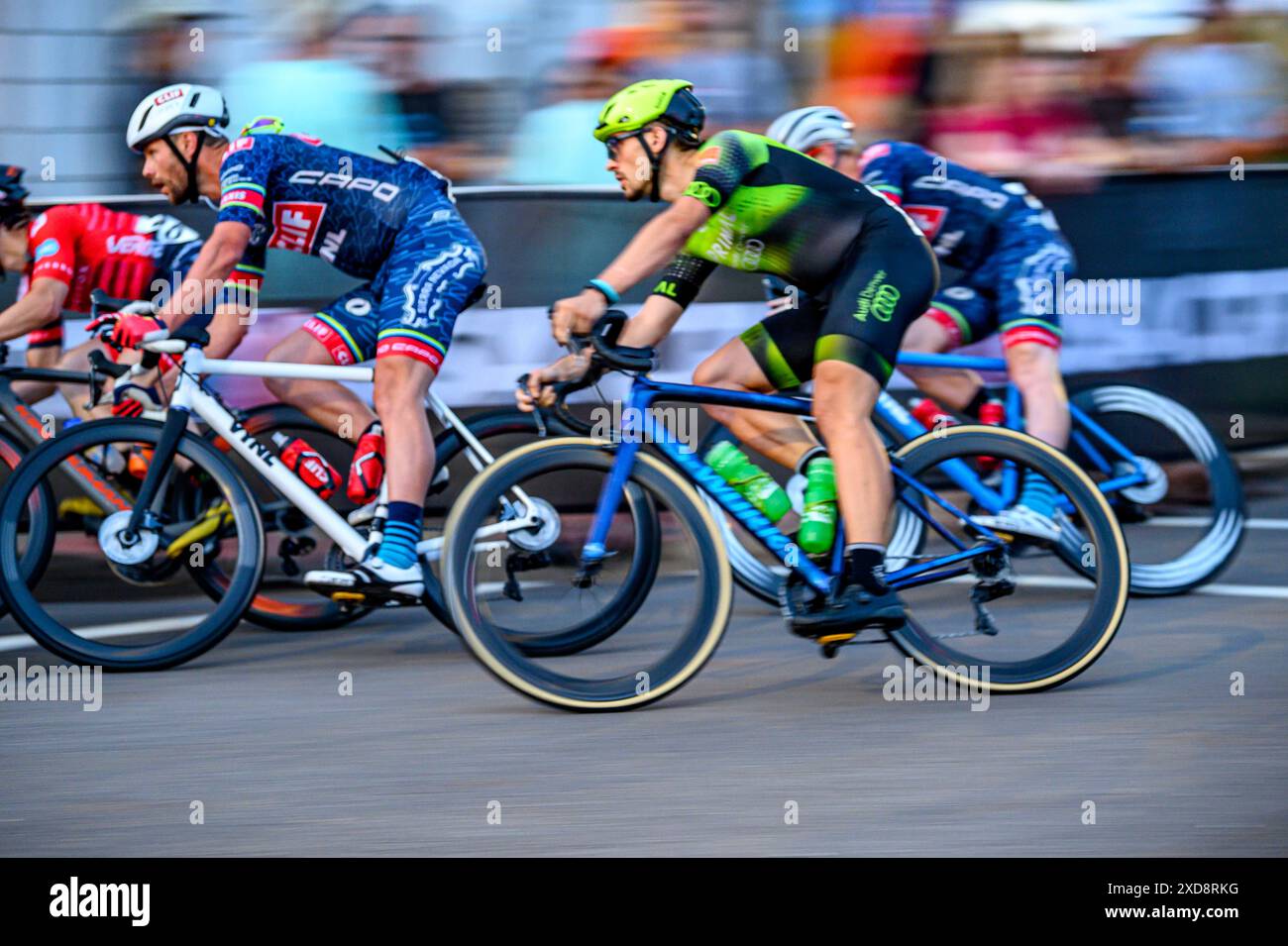 Ciclisti impressionisti e sfocati in una gara Foto Stock