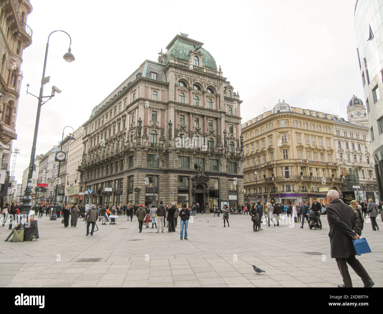 Affollata piazza urbana con edifici storici e negozi moderni Foto Stock