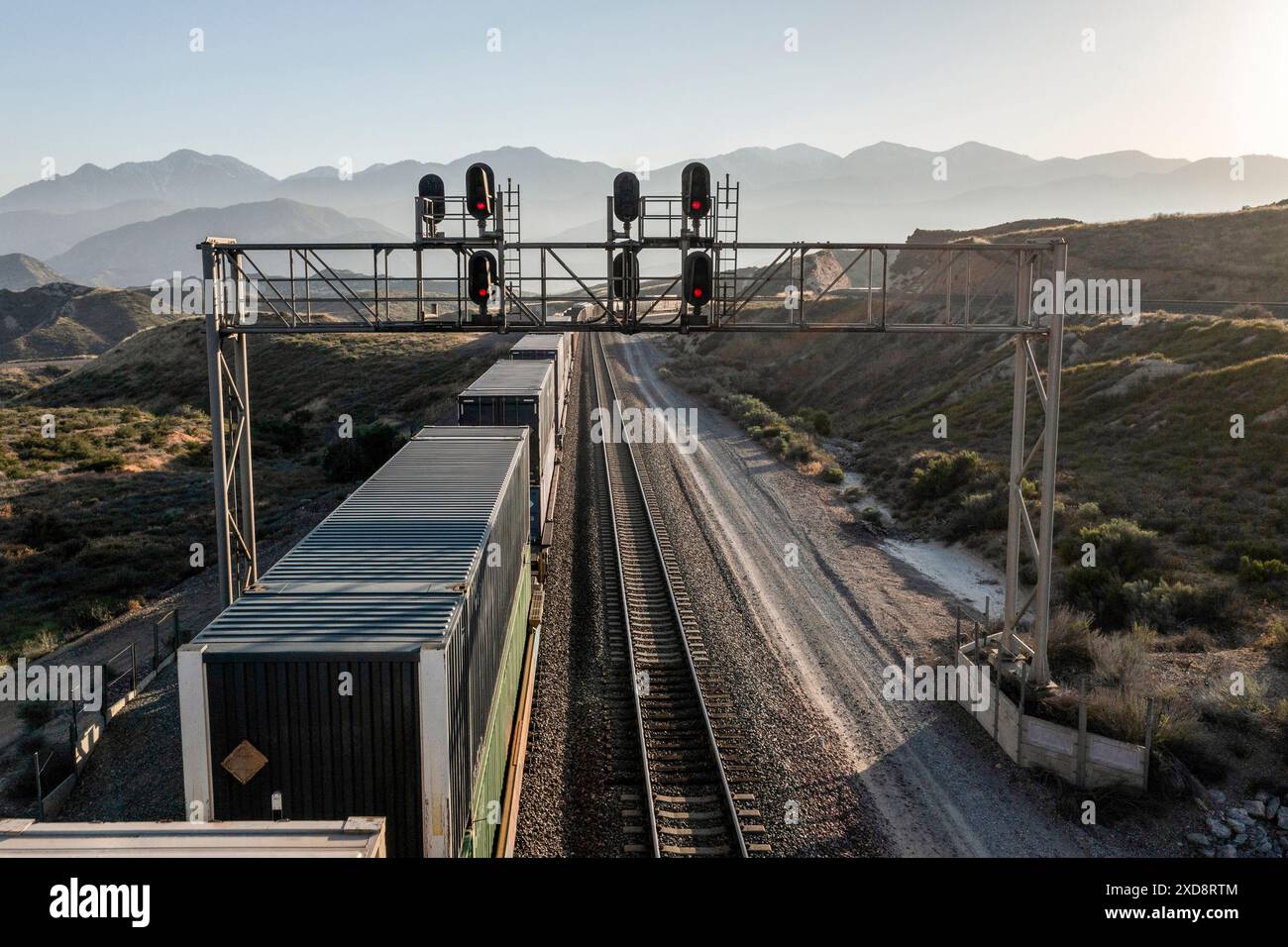 Impilare il treno che passa sotto il ponte di segnalazione in orizzontale Foto Stock