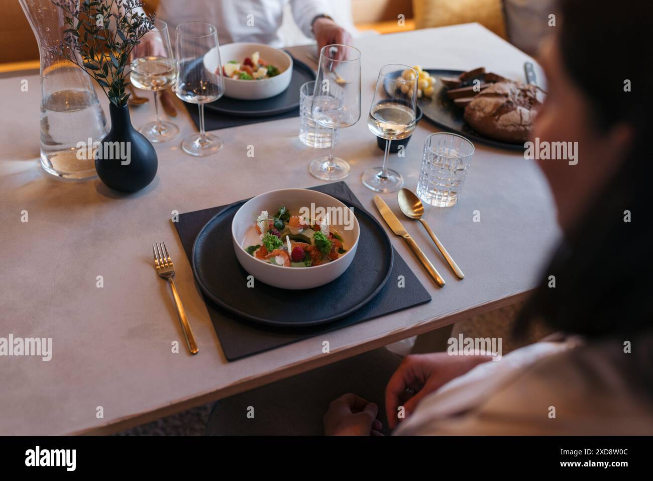 Elegante ambiente da tavola con cibo e vino gourmet in una zona pranzo Foto Stock