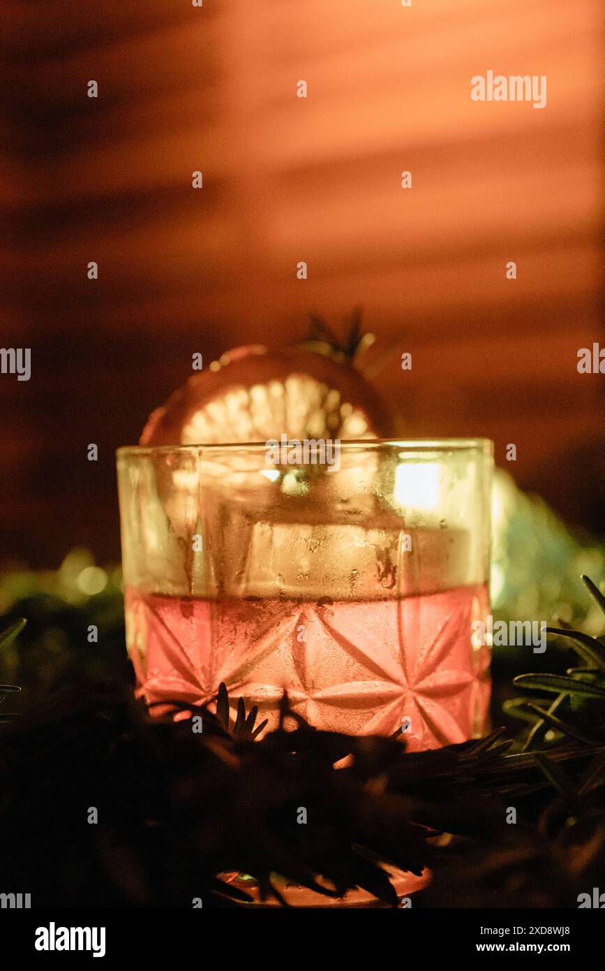 Cocktail di whisky con guarnizione, illuminazione calda. Foto Stock