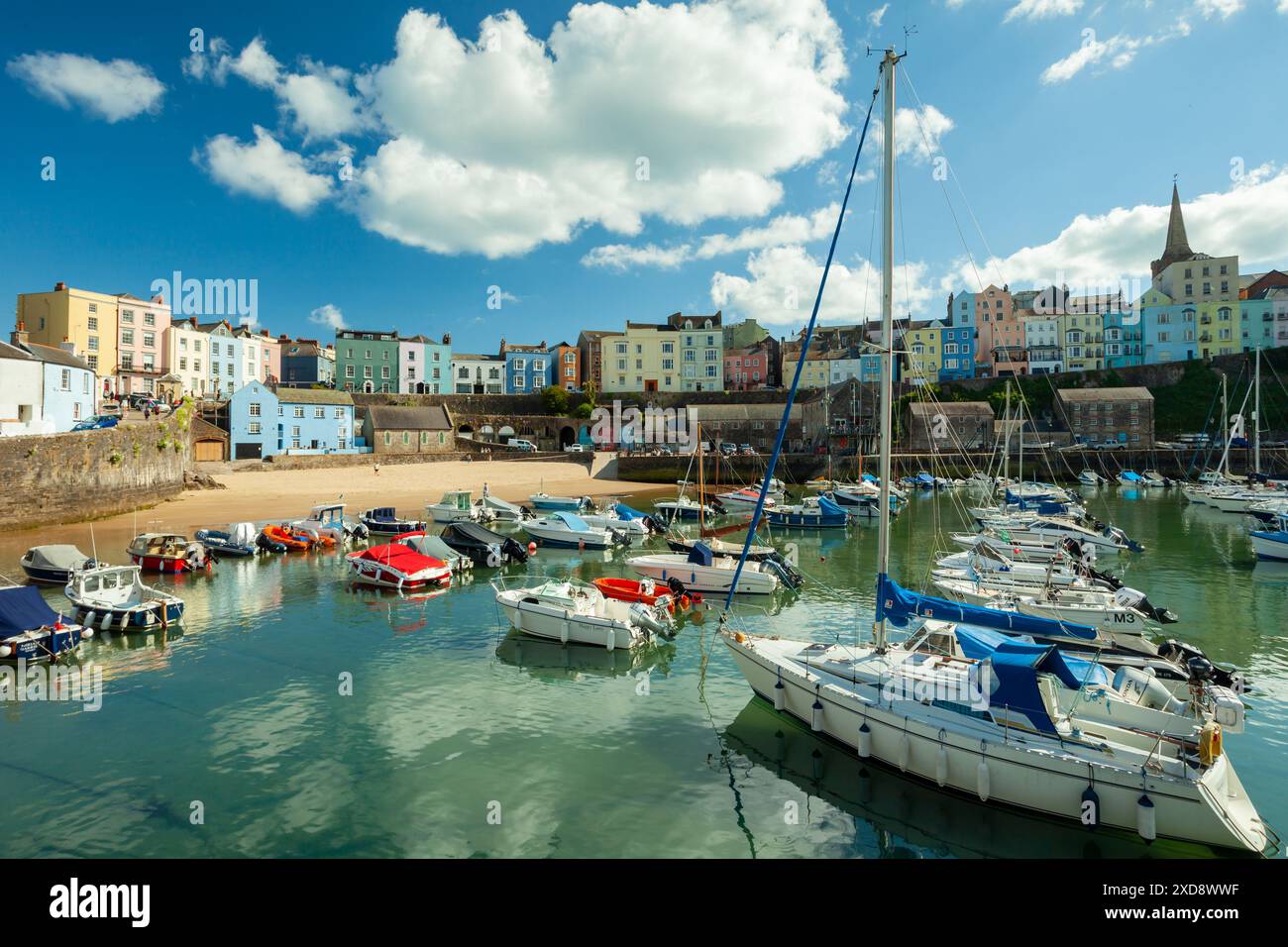 Pomeriggio estivo a Tenby Harbour, Pembrokeshire, Galles. Foto Stock