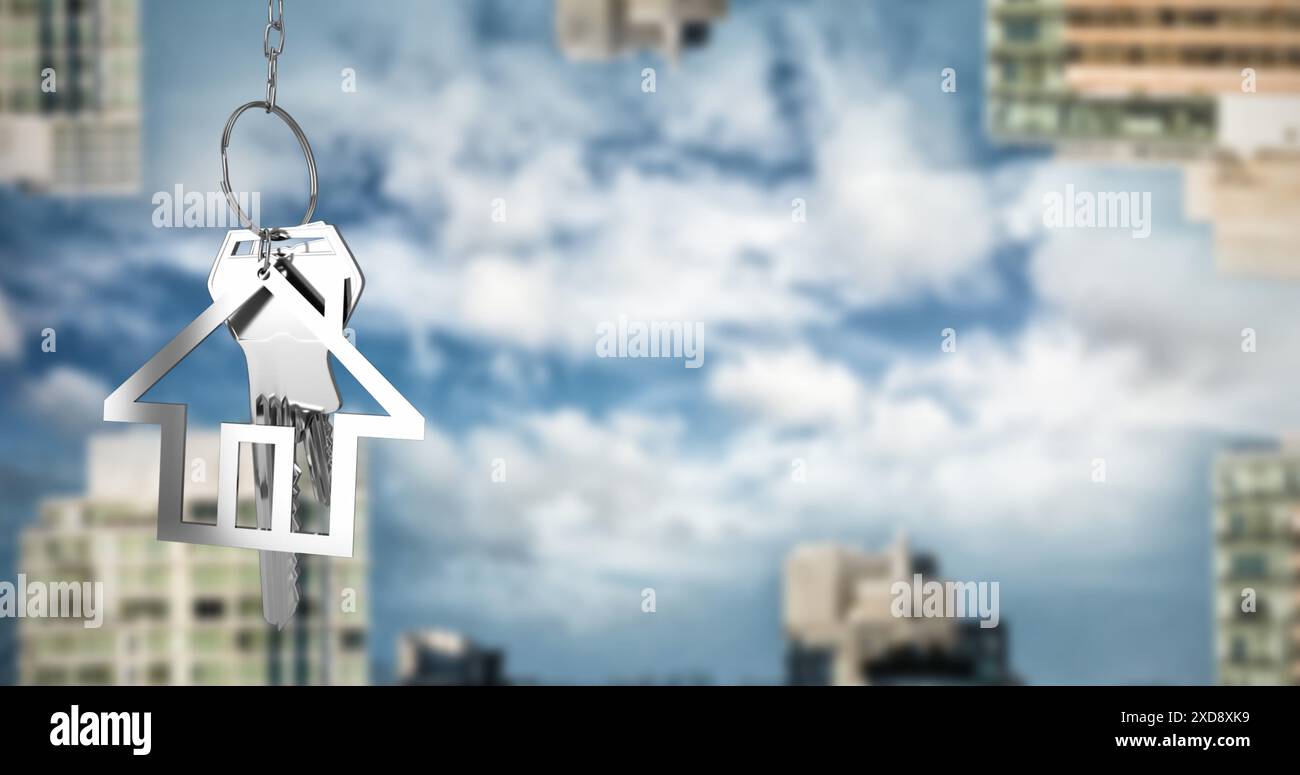 Immagine delle chiavi della casa appesa contro alti edifici invertiti contro le nuvole nel cielo blu Foto Stock