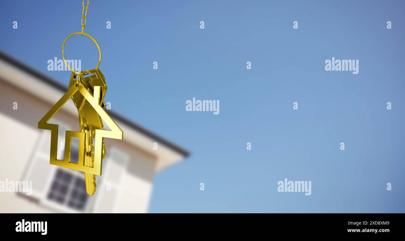 Immagine di chiave dorata e casa sopra casa e cielo blu Foto Stock