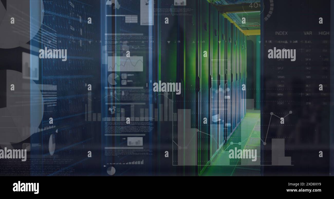 Immagine di schermi con elaborazione dei dati statistici rispetto alla sala server del computer Foto Stock