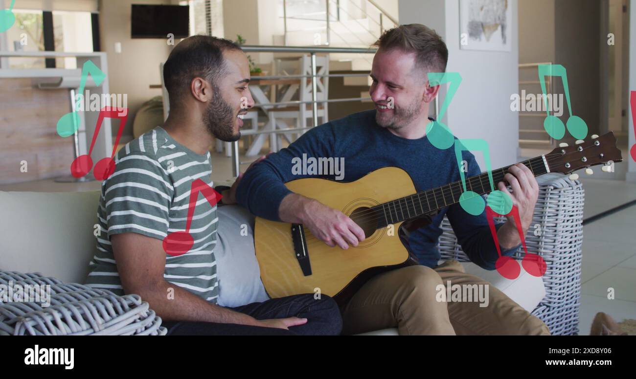 Immagine di note su diverse coppie maschili che suonano la chitarra Foto Stock
