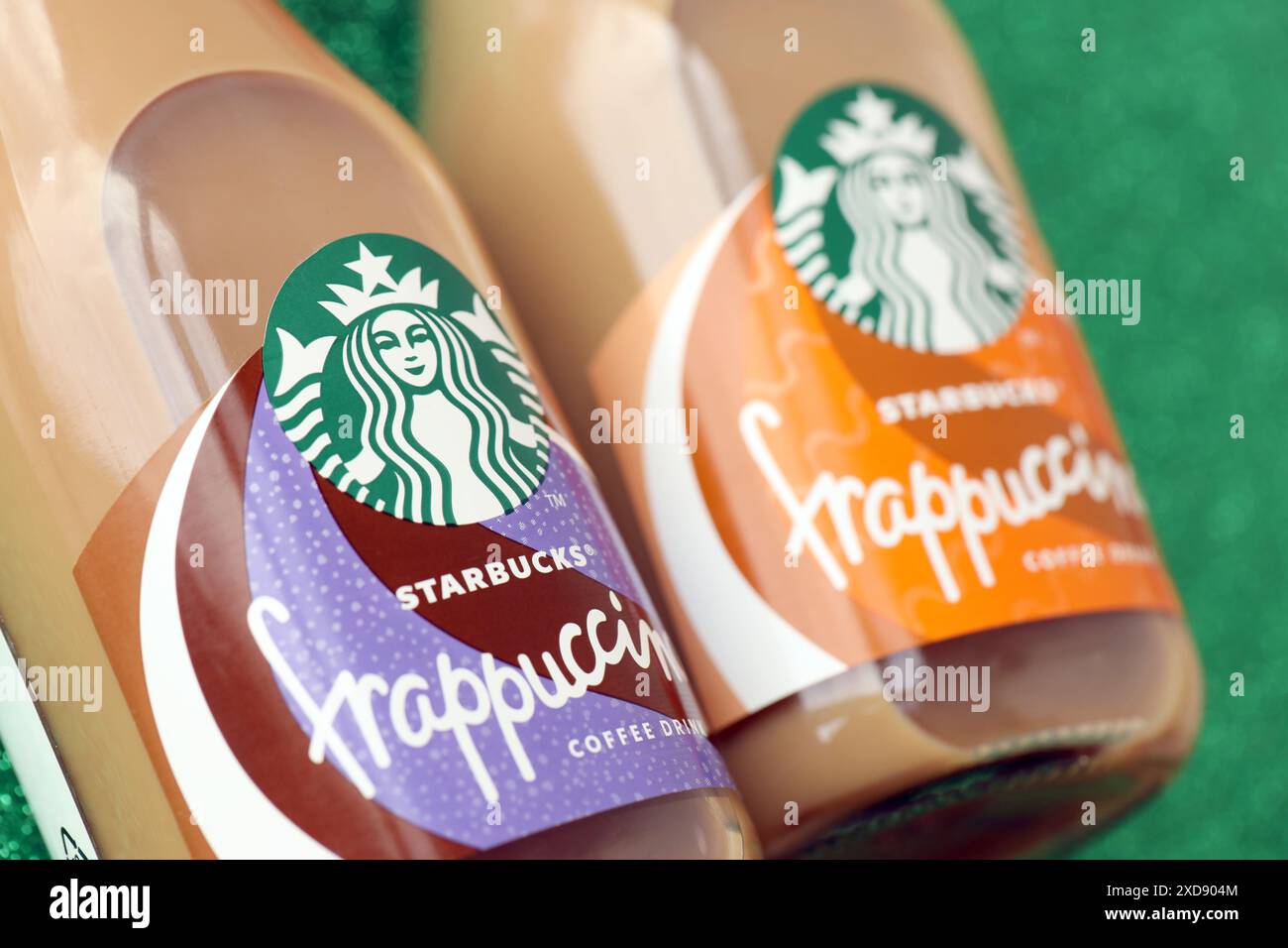 KIEV, UCRAINA - 20 APRILE 2024 Starbucks Frappuccino Coffee drink. Starbucks con sede a Seattle è la più grande azienda di caffè al mondo, con oltre 20.000 negozi in 62 paesi Foto Stock