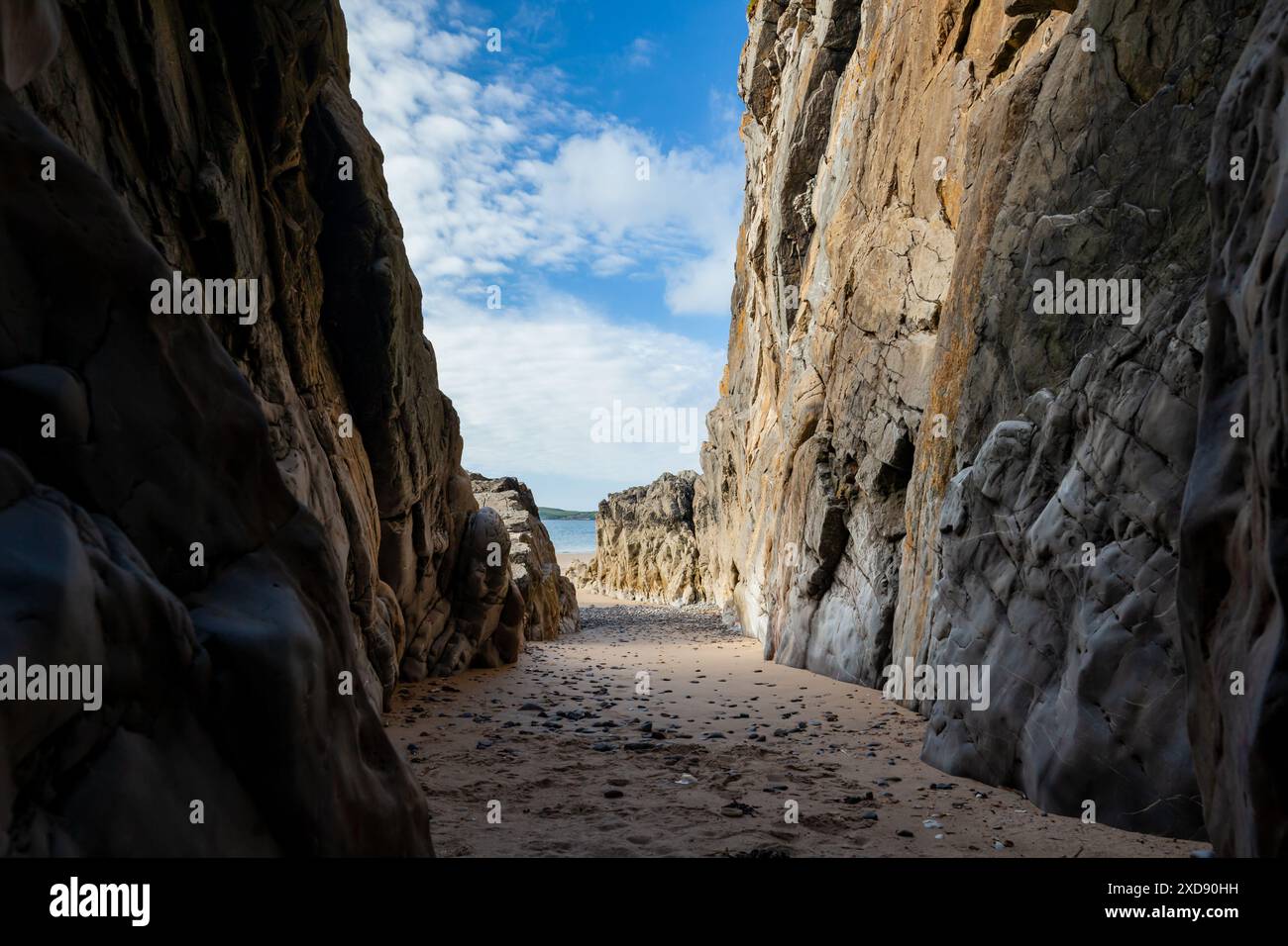 Insenatura rocciosa a South Beach a Tenby, Pembrokeshire, Galles. Foto Stock